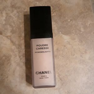 Chanel poudre caresse powderlights